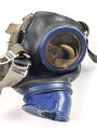 Gasmaske Wehrmacht, Variante aus schwarzem Gummi mit blauen Metallteilen. Datiert 1944, Gummi verfomt aber weich