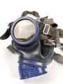 Gasmaske Wehrmacht, Variante aus schwarzem Gummi mit blauen Metallteilen. Datiert 1944, Gummi verfomt aber weich