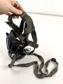 Gasmaske Wehrmacht, Variante aus schwarzem Gummi mit blauen Metallteilen. Datiert 1944, Gummi verfomt aber weich