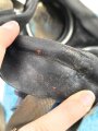 Gasmaske Wehrmacht, Variante aus schwarzem Gummi mit blauen Metallteilen. Datiert 1944, Gummi verfomt aber weich