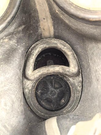 Gasmaske mit Filter Wehrmacht, Datiert 1940/41, ungereinigt, Maskenkörper weich