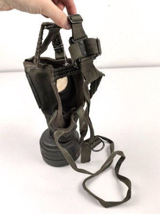 Gasmaske mit Filter Wehrmacht, Datiert 1940/41, ungereinigt, Maskenkörper weich