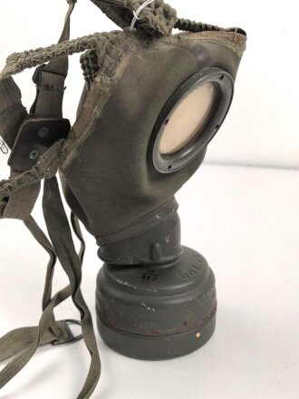 Gasmaske mit Filter Wehrmacht, Datiert 1940/41, ungereinigt, Maskenkörper weich