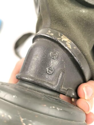 Gasmaske mit Filter Wehrmacht, Datiert 1940/41, ungereinigt, Maskenkörper weich