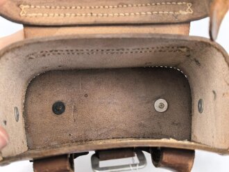Rechte Koppeltasche für Sanitäter der Wehrmacht. Gebraucht, datiert 1944.
