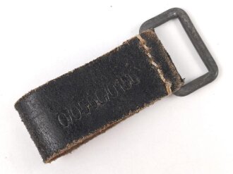 Aufschiebeschlaufe Wehrmacht . Wurde benutzt um z.B. die Feldflasche ans Koppel zu hängen. Guter Zustand, mit Reichsbetriebsnummer