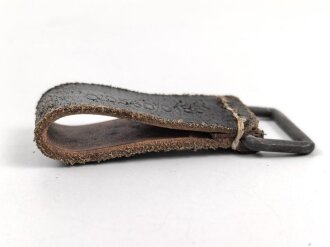 Aufschiebeschlaufe Wehrmacht . Wurde benutzt um z.B. die Feldflasche ans Koppel zu hängen. Guter Zustand, mit Reichsbetriebsnummer