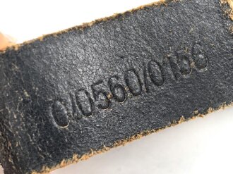Aufschiebeschlaufe Wehrmacht . Wurde benutzt um z.B. die Feldflasche ans Koppel zu hängen. Guter Zustand, mit Reichsbetriebsnummer