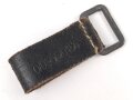 Aufschiebeschlaufe Wehrmacht . Wurde benutzt um z.B. die Feldflasche ans Koppel zu hängen. Guter Zustand, mit Reichsbetriebsnummer