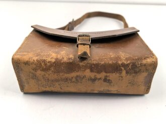 Frankreich ? Lederne Werkzeugtasche mit Trageriemen, Maße etwa 20 x 23 x 8cm