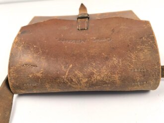 Frankreich ? Lederne Werkzeugtasche mit Trageriemen, Maße etwa 20 x 23 x 8cm