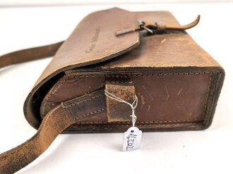 Frankreich ? Lederne Werkzeugtasche mit Trageriemen, Maße etwa 20 x 23 x 8cm