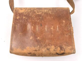Frankreich ? Lederne Werkzeugtasche mit Trageriemen, Maße etwa 20 x 23 x 8cm