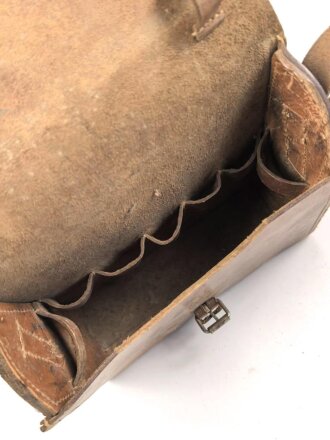 Frankreich ? Lederne Werkzeugtasche mit Trageriemen, Maße etwa 20 x 23 x 8cm