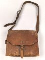 Frankreich ? Lederne Werkzeugtasche mit Trageriemen, Maße etwa 20 x 23 x 8cm