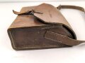 Frankreich ? Lederne Werkzeugtasche mit Trageriemen, Maße etwa 20 x 23 x 8cm