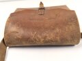 Frankreich ? Lederne Werkzeugtasche mit Trageriemen, Maße etwa 20 x 23 x 8cm