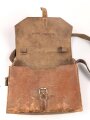 Frankreich ? Lederne Werkzeugtasche mit Trageriemen, Maße etwa 20 x 23 x 8cm