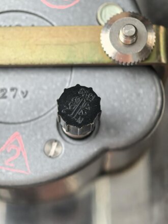 Russland, Borduhr MIG29 . In sehr gutem Zustand, Nummerngleich mit dem Begleitheft und der originalen Umverpackung. Dekorativ in einem Gehäuse montiert. Läuft einwandfrei.
