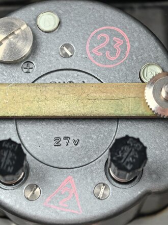 Russland, Borduhr MIG29 . In sehr gutem Zustand, Nummerngleich mit dem Begleitheft und der originalen Umverpackung. Dekorativ in einem Gehäuse montiert. Läuft einwandfrei.