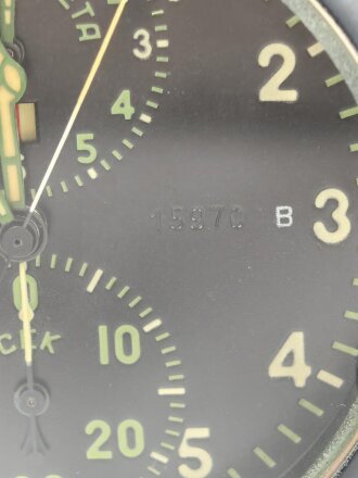 Russland, Borduhr MIG29 . In sehr gutem Zustand, Nummerngleich mit dem Begleitheft und der originalen Umverpackung. Dekorativ in einem Gehäuse montiert. Läuft einwandfrei.