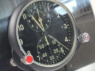 Russland, Borduhr MIG29 . In sehr gutem Zustand, Nummerngleich mit dem Begleitheft und der originalen Umverpackung. Dekorativ in einem Gehäuse montiert. Läuft einwandfrei.