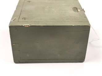 Prüfgerät für Glühzündapparat der Wehrmacht, Im originalen Transportbehälter, dieser überlackiert. Funktion nicht geprüft