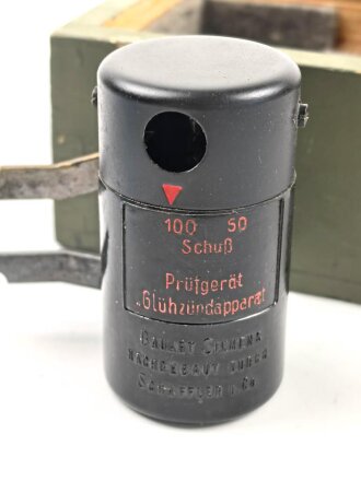 Prüfgerät für Glühzündapparat der Wehrmacht, Im originalen Transportbehälter, dieser überlackiert. Funktion nicht geprüft