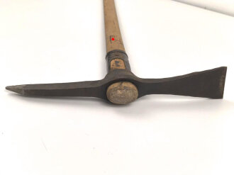 Großer Pickel mit Luftschutz Brandstempel. In gutem Zustand, ungereinigt