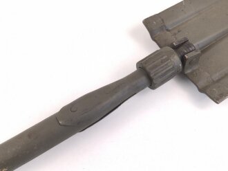 Klappspaten Wehrmacht, überlackiertes Stück,  unleserlicher Hersteller