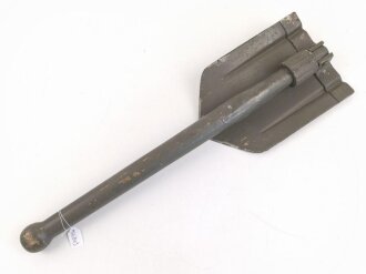 Klappspaten Wehrmacht, überlackiertes Stück,  datiert 1942
