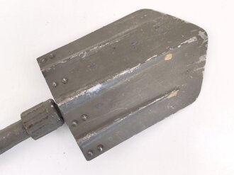 Klappspaten Wehrmacht, überlackiertes Stück,  datiert 1942