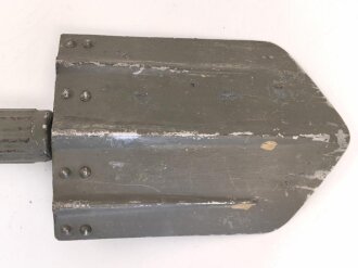 Klappspaten Wehrmacht, überlackiertes Stück,  datiert 1942
