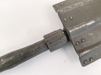 Klappspaten Wehrmacht, überlackiertes Stück,  datiert 1942