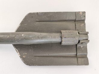 Klappspaten Wehrmacht, überlackiertes Stück,  datiert 1942