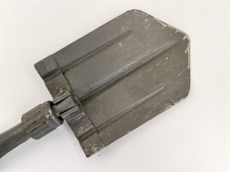 Klappspaten Wehrmacht, überlackiertes Stück,  datiert 1942