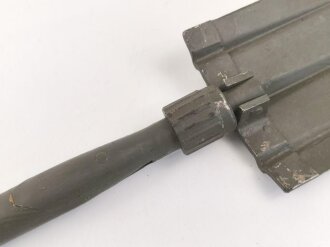 Klappspaten Wehrmacht, überlackiertes Stück,  datiert 1942