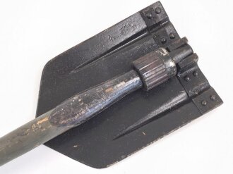 Klappspaten Wehrmacht, überlackiertes Stück,  datiert 1941