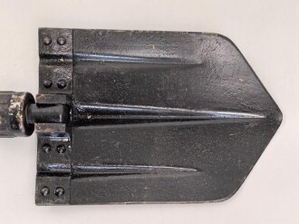 Klappspaten Wehrmacht, überlackiertes Stück,  datiert 1941
