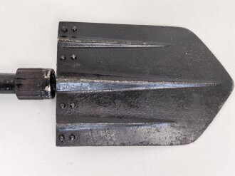 Klappspaten Wehrmacht, überlackiertes Stück,  datiert 1941