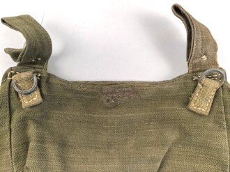 Brotbeutel Heer Tropenausführung. Getragenes Stück mit diversen Reparaturen, der mittlere haken entfernt