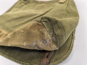 Brotbeutel Heer Tropenausführung. Getragenes Stück mit diversen Reparaturen, der mittlere haken entfernt