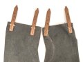 Paar Gamaschen für Angehörige des Heeres. Nicht verausgabter Lagerbestand, die Metallteile angerostet