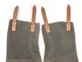 Paar Gamaschen für Angehörige des Heeres. Nicht verausgabter Lagerbestand, die Metallteile angerostet