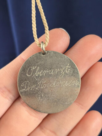 Preußen, Überrock ( Mantel ) des Oberarzt "Dr. Andresen" Eigentumstück in sehr gutem Zustand, dazu seine "Erkennungsmarke" Ein Knopf liegt lose bei.