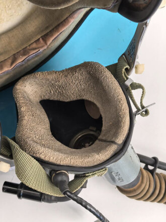 Russland, Pilotenhelm ZSH-5 aus den 1970iger Jahren. Erste Ausführung mit blauem Visier. Guter Gesamtzustand,