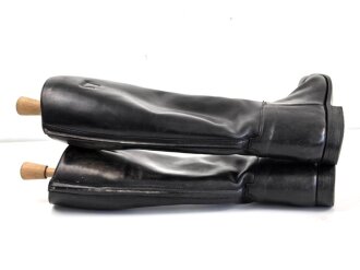 Paar Reitstiefel für Offiziere der Wehrmacht. Leicht getragenes Paar in gutem Gesamtzustand, Sohlenlänge 27cm, mit Stiefelspannern