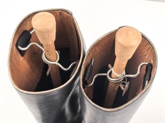 Paar Reitstiefel für Offiziere der Wehrmacht. Leicht getragenes Paar in gutem Gesamtzustand, Sohlenlänge 27cm, mit Stiefelspannern
