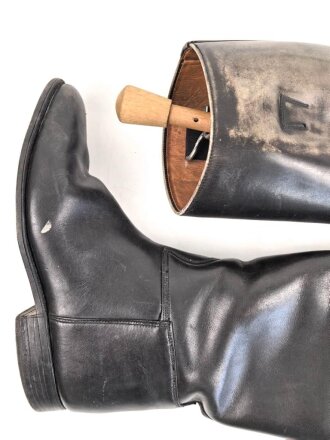 Paar Reitstiefel für Offiziere der Wehrmacht. Leicht getragenes Paar in gutem Gesamtzustand, Sohlenlänge 27cm, mit Stiefelspannern
