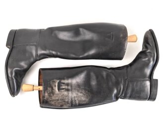 Paar Reitstiefel für Offiziere der Wehrmacht. Leicht getragenes Paar in gutem Gesamtzustand, Sohlenlänge 27cm, mit Stiefelspannern